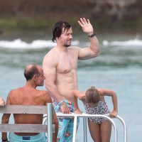 Mark Wahlberg en una plataforma durante sus vacaciones navideñas en Barbados