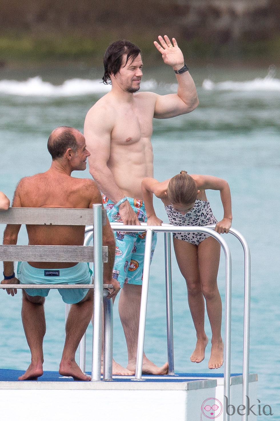 Mark Wahlberg en una plataforma durante sus vacaciones navideñas en Barbados