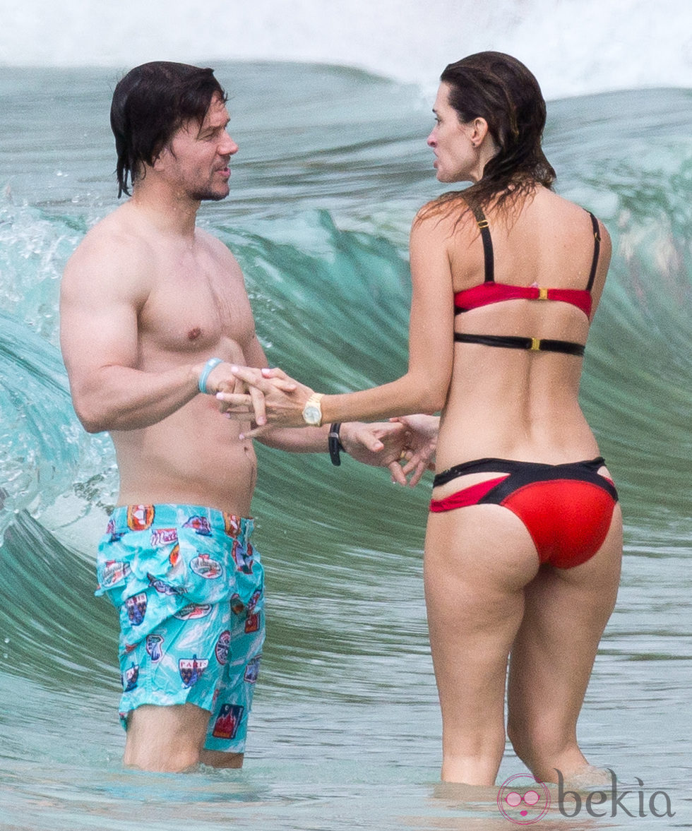 Mark Wahlberg y Rhea Durham se toman un baño en una playa de Barbados