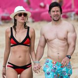 Mark Wahlberg y Rhea Durham pasean por la orilla de la playa durante sus vacaciones navideñas en Barbados