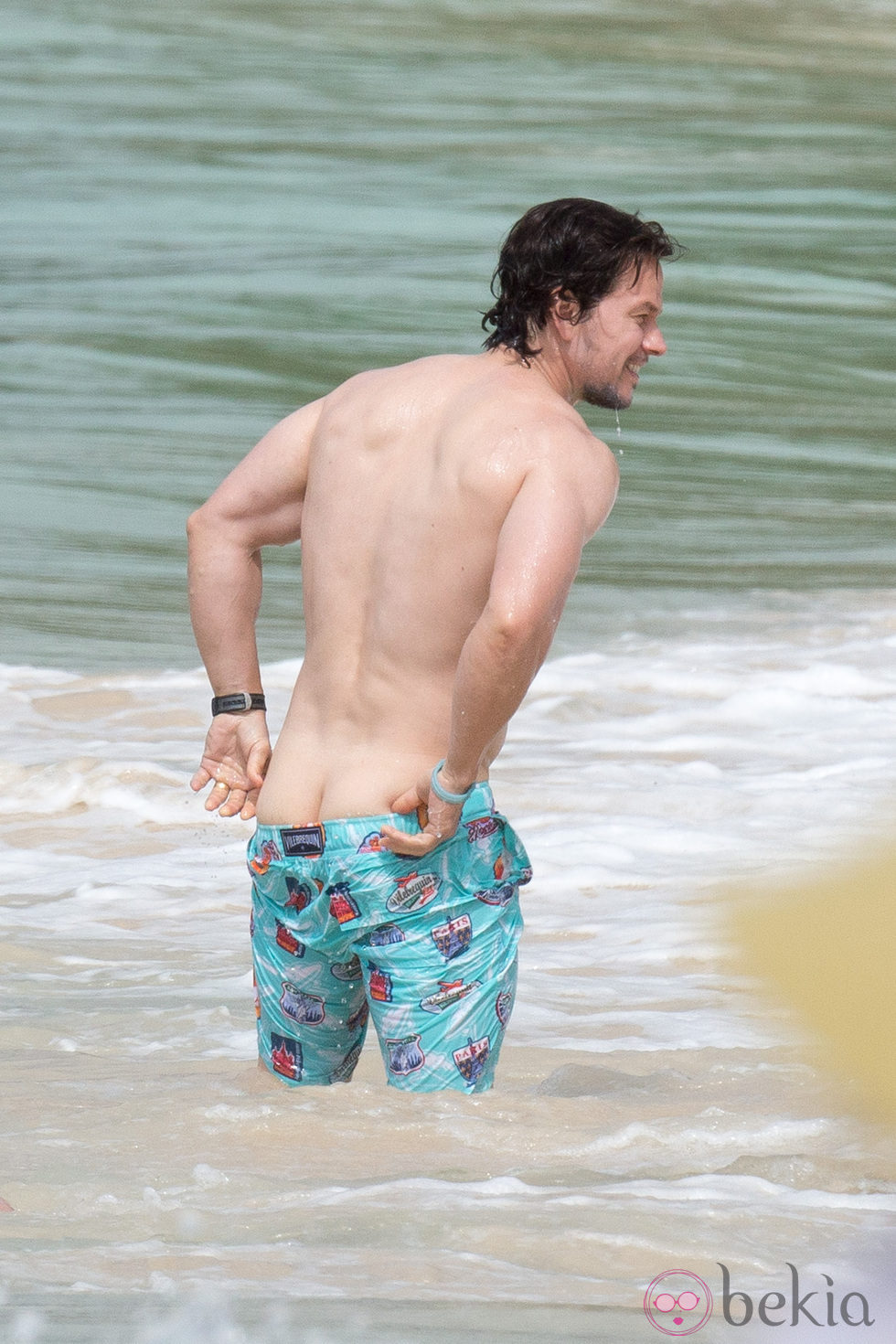 Mark Wahlberg enseña su trasero durante sus vacaciones navideñas en Barbados