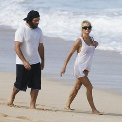 Pamela Anderson pasea con Rick Salomon en la isla hawaiana de Oahu