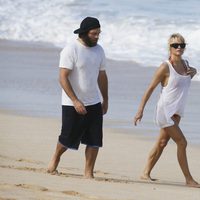 Pamela Anderson pasea con Rick Salomon en la isla hawaiana de Oahu