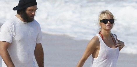 Pamela Anderson pasea con Rick Salomon en la isla hawaiana de Oahu