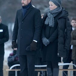 Los Príncipes Haakon y Mette-Marit de Noruega en una homenaje a las víctimas del tsunami de Tailandia