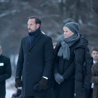 Los Príncipes Haakon y Mette-Marit de Noruega en una homenaje a las víctimas del tsunami de Tailandia