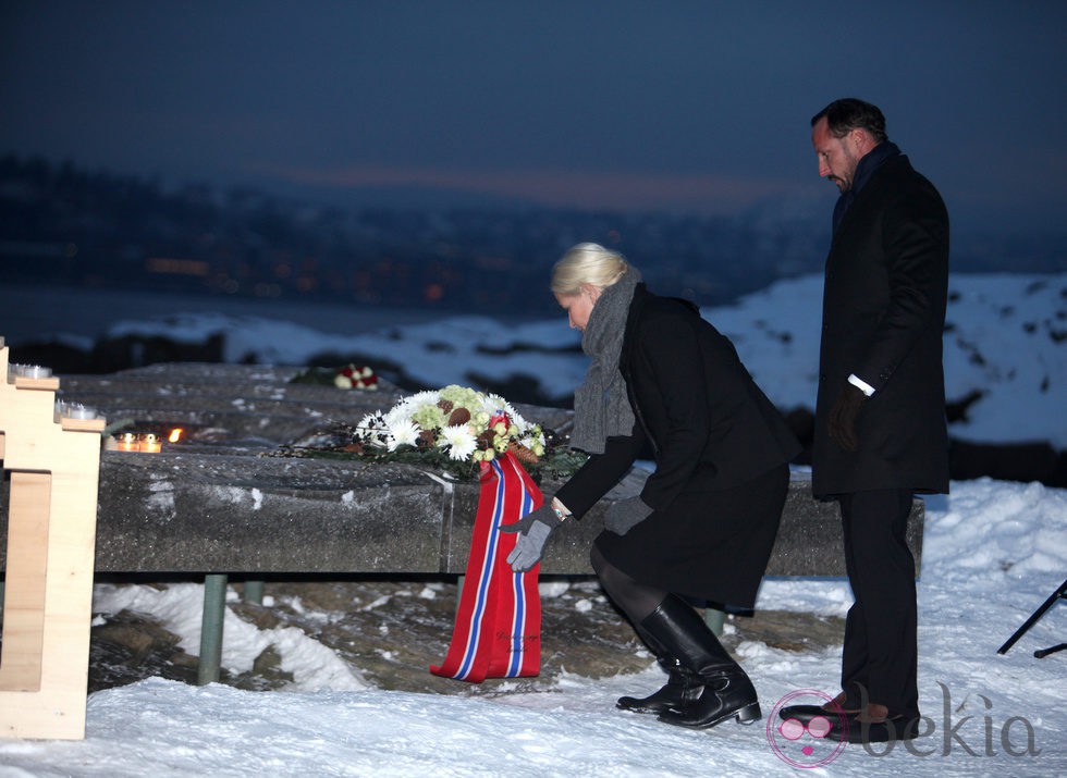 Los Príncipes Haakon y Mette-Marit de Noruega rinden homenaje a las víctimas del tsunami de Tailandia