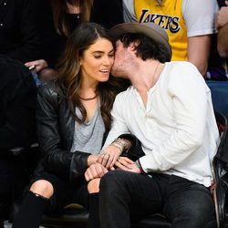 Ian Somerhalder besando a Nikki Reed durante un partido de la NBA