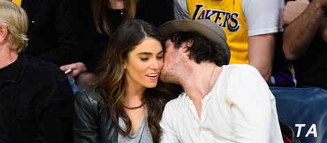 Ian Somerhalder besando a Nikki Reed durante un partido de la NBA