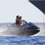 Salma Hayek y su hija Valentina surcando las aguas del Caribe por Navidad 2014