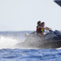 Salma Hayek y su hija Valentina surcando las aguas del Caribe por Navidad 2014