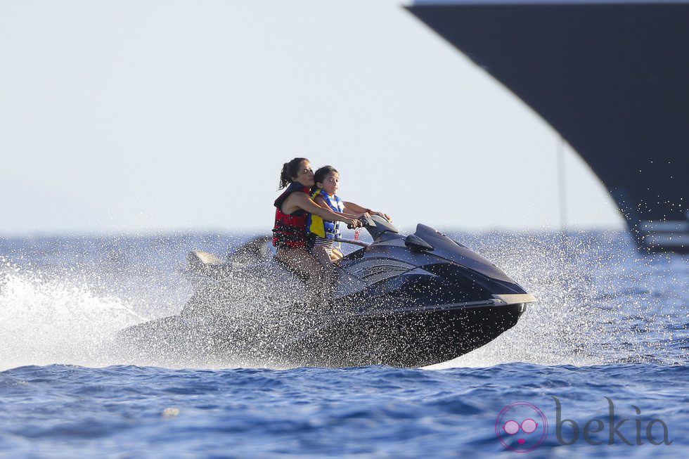 Salma Hayek y su hija Valentina surcando las aguas del Caribe por Navidad 2014