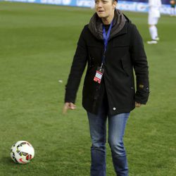 María Casado haciendo el saque de honor del partido Champions for Life 2014