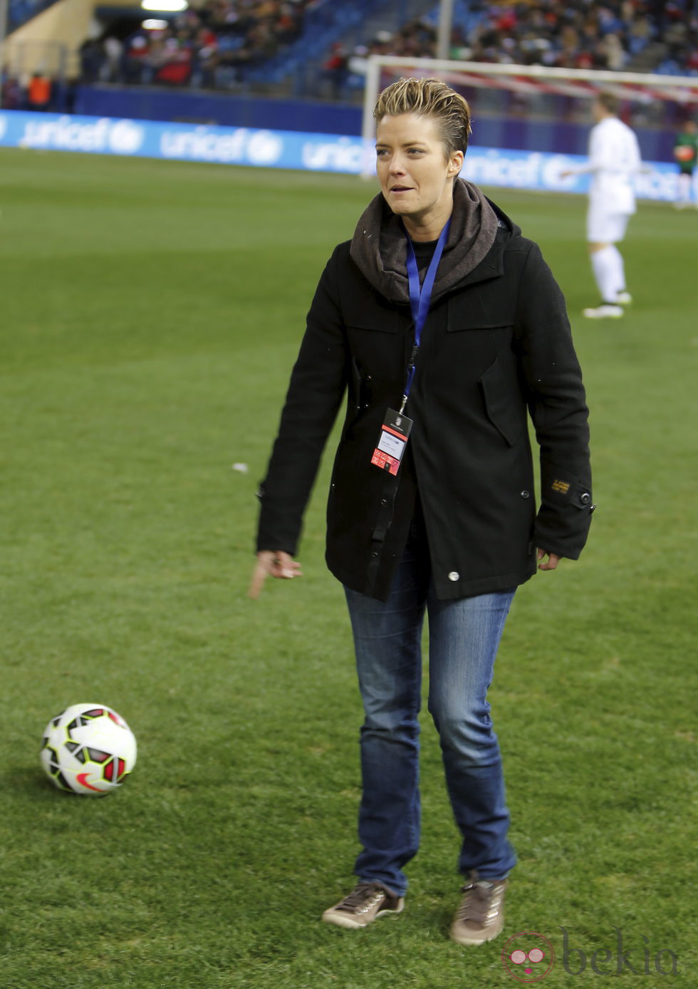 María Casado haciendo el saque de honor del partido Champions for Life 2014