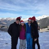 Michael Douglas y Catherine Zeta-Jones con sus hijos pasando la Navidad en los Alpes franceses