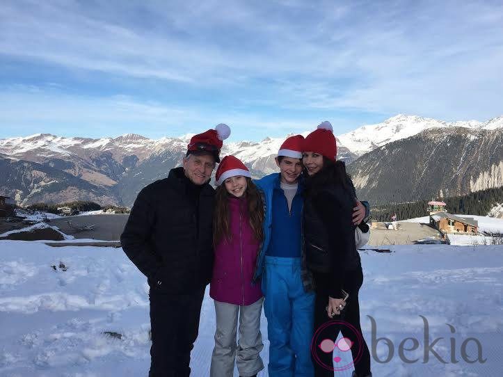 Michael Douglas y Catherine Zeta-Jones con sus hijos pasando la Navidad en los Alpes franceses