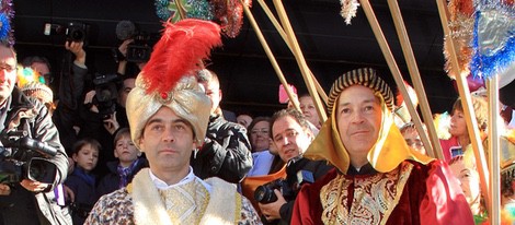 Enrique Ponce ejerce de paje de los Reyes Magos en Sevilla