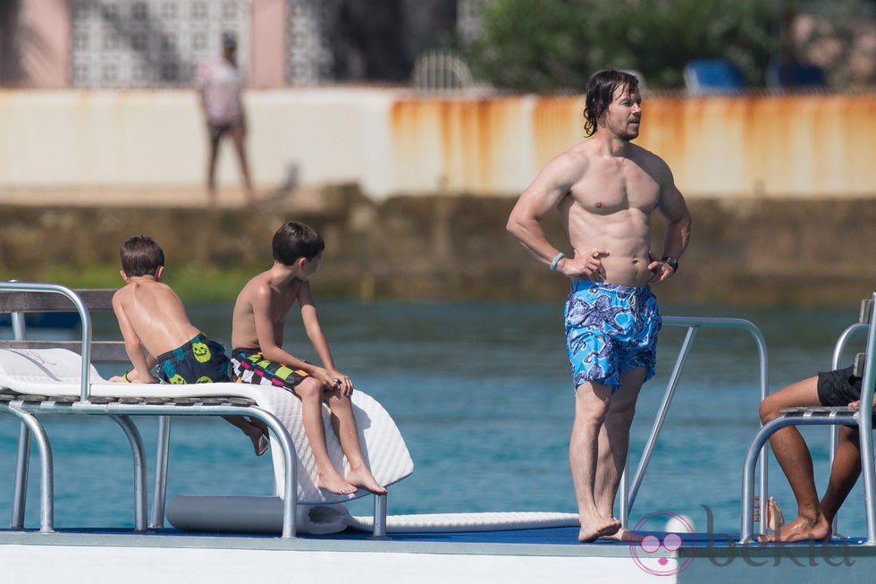 Mark Wahlberg con dos de sus hijos en una plataforma marítima