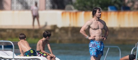 Mark Wahlberg con dos de sus hijos en una plataforma marítima