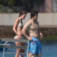 Mark Wahlberg y Rhea Durham se lanzan al agua desde una plataforma marítima