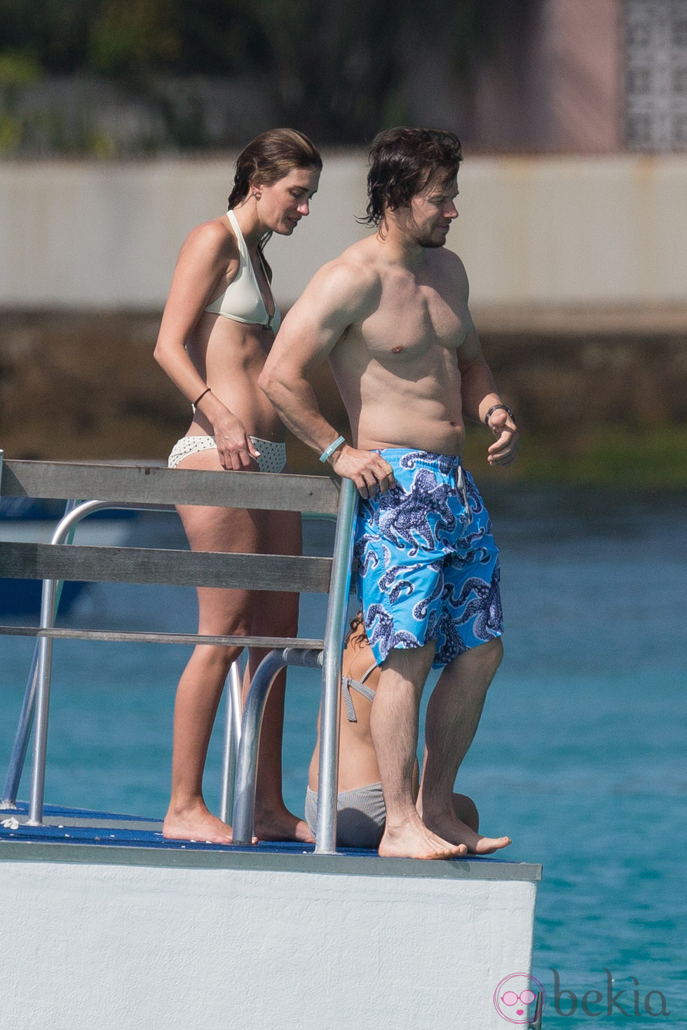 Mark Wahlberg y Rhea Durham se lanzan al agua desde una plataforma marítima