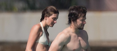 Mark Wahlberg y Rhea Durham se lanzan al agua desde una plataforma marítima