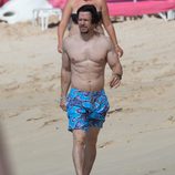 Mark Wahlberg pasea por una playa de Barbados