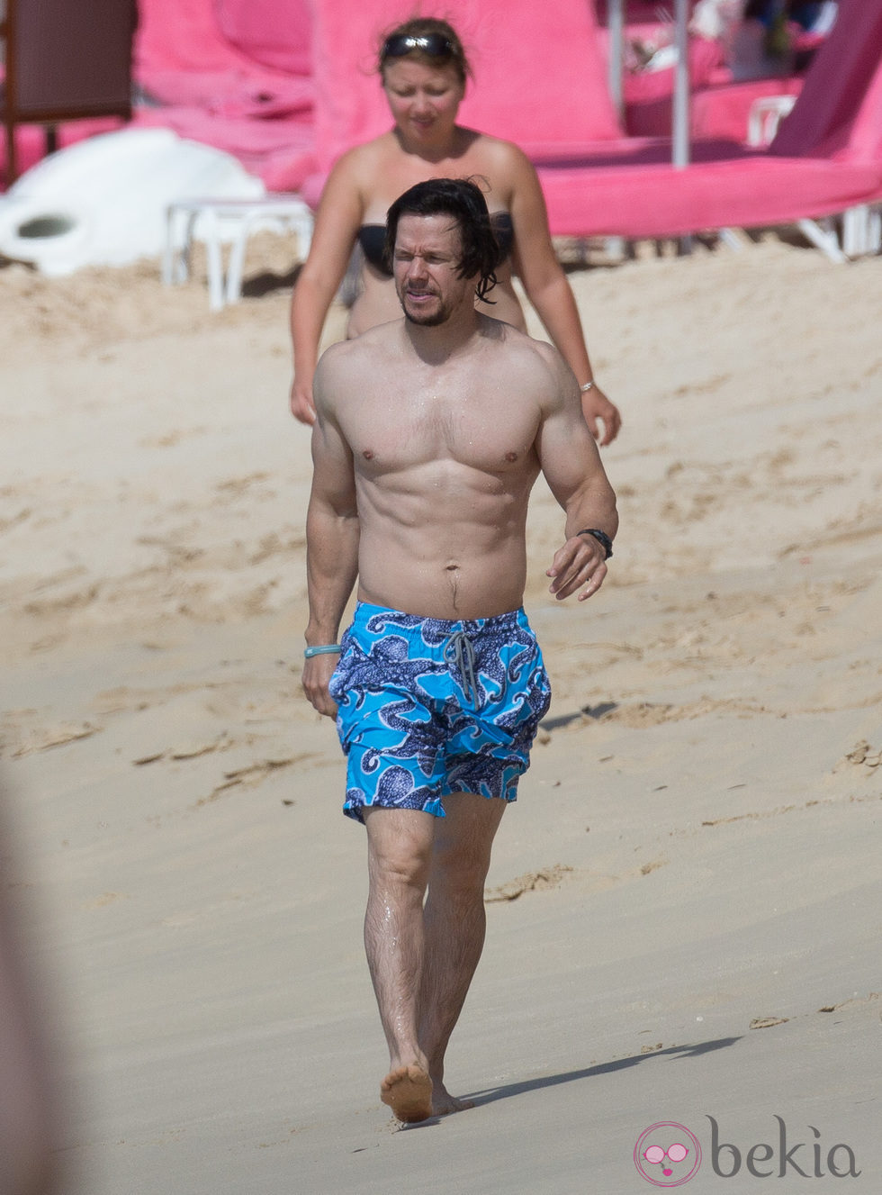 Mark Wahlberg pasea por una playa de Barbados