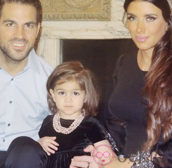 Cesc Fàbregas y Daniella Semaan reciben 2015 con su hija Lia