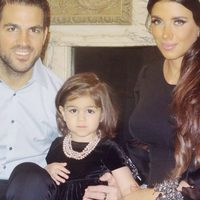 Cesc Fàbregas y Daniella Semaan reciben 2015 con su hija Lia