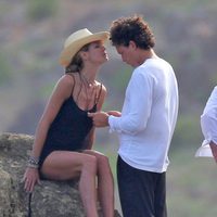 Heidi Klum hace un gesto cariñoso a su novio Vito Schnabel durante un día en la montaña