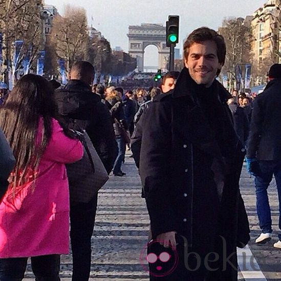 Marc Clotet pasea por los Campos Elíseos en París