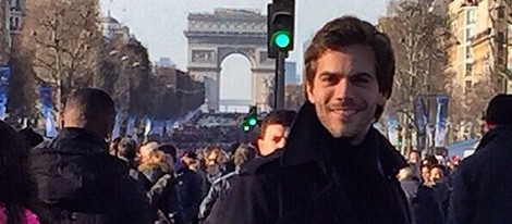 Marc Clotet pasea por los Campos Elíseos en París