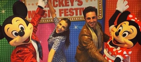 Paula Echevarría y David Bustamante con Mickey Mouse y Minnie