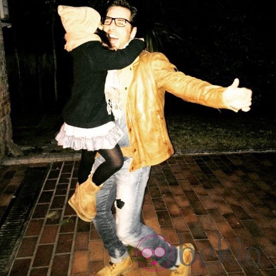 David Bustamante con su hija Daniella después del espectáculo de Disney