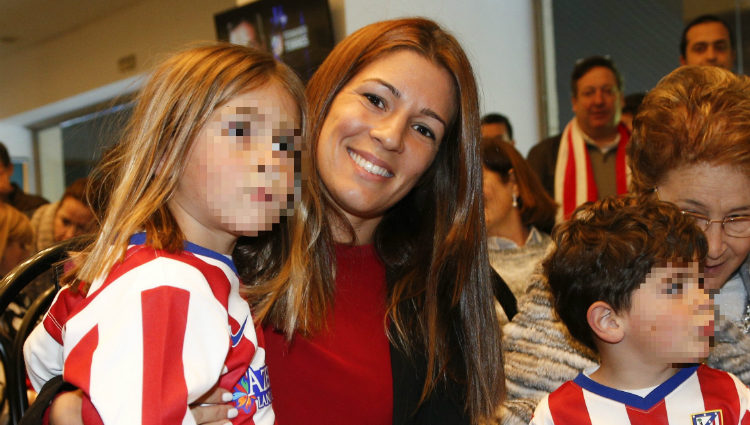 Fernando Torres recibe el apoyo de su mujer Olalla Domínguez y sus dos hijos en la presentación ante el Atlético de Madrid