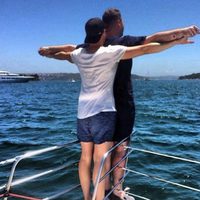 Sam Smith y su novio recrean la famosa escena de 'Titanic'