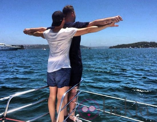 Sam Smith y su novio recrean la famosa escena de 'Titanic'