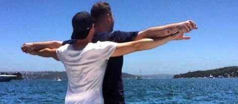 Sam Smith y su novio recrean la famosa escena de 'Titanic'