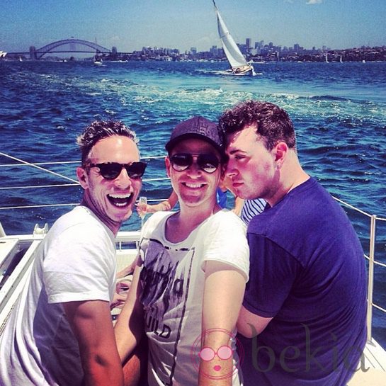 Sam Smith con Jonathan Zeizel y un amigo en Sidney