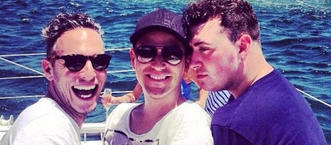 Sam Smith con Jonathan Zeizel y un amigo en Sidney