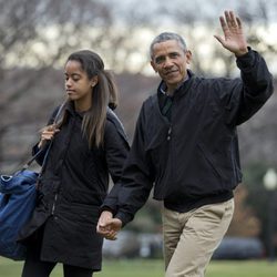 Barack Obama con su hija Malia volviendo a la Casa Blanca tras pasar la Navidad en Hawai