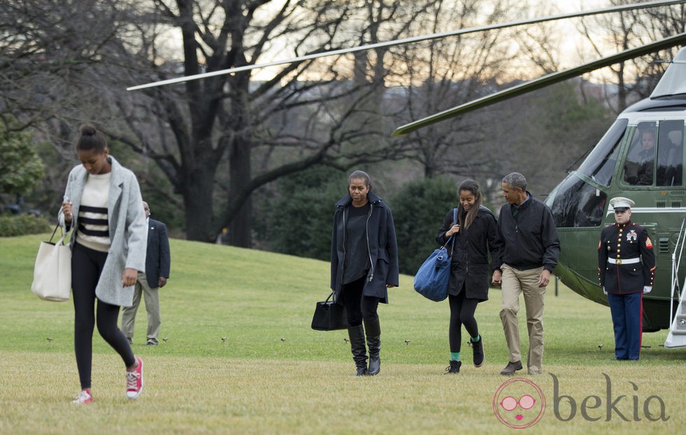 Barack y Michelle Obama con sus hijas Sasha y Malia volviendo a la Casa Blanca tras pasar la Navidad en Hawai