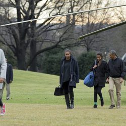 Barack y Michelle Obama con sus hijas Sasha y Malia volviendo a la Casa Blanca tras pasar la Navidad en Hawai