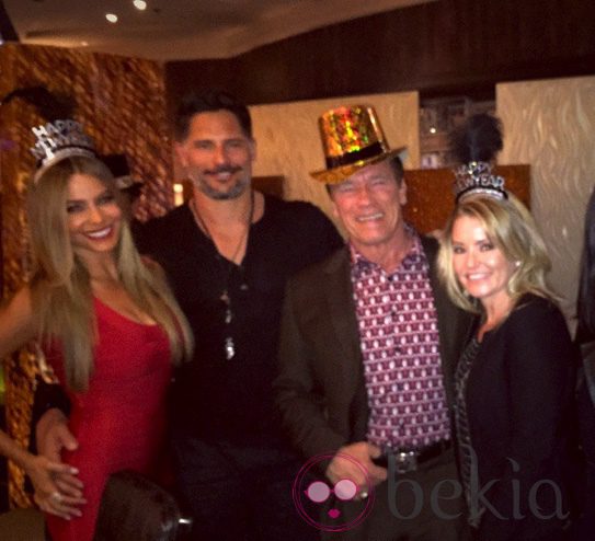 Sofía Vergara, Joe Manganiello, Arnold Schwarzenegger y Heather Milligan recibieron el año 2015 en Las Vegas