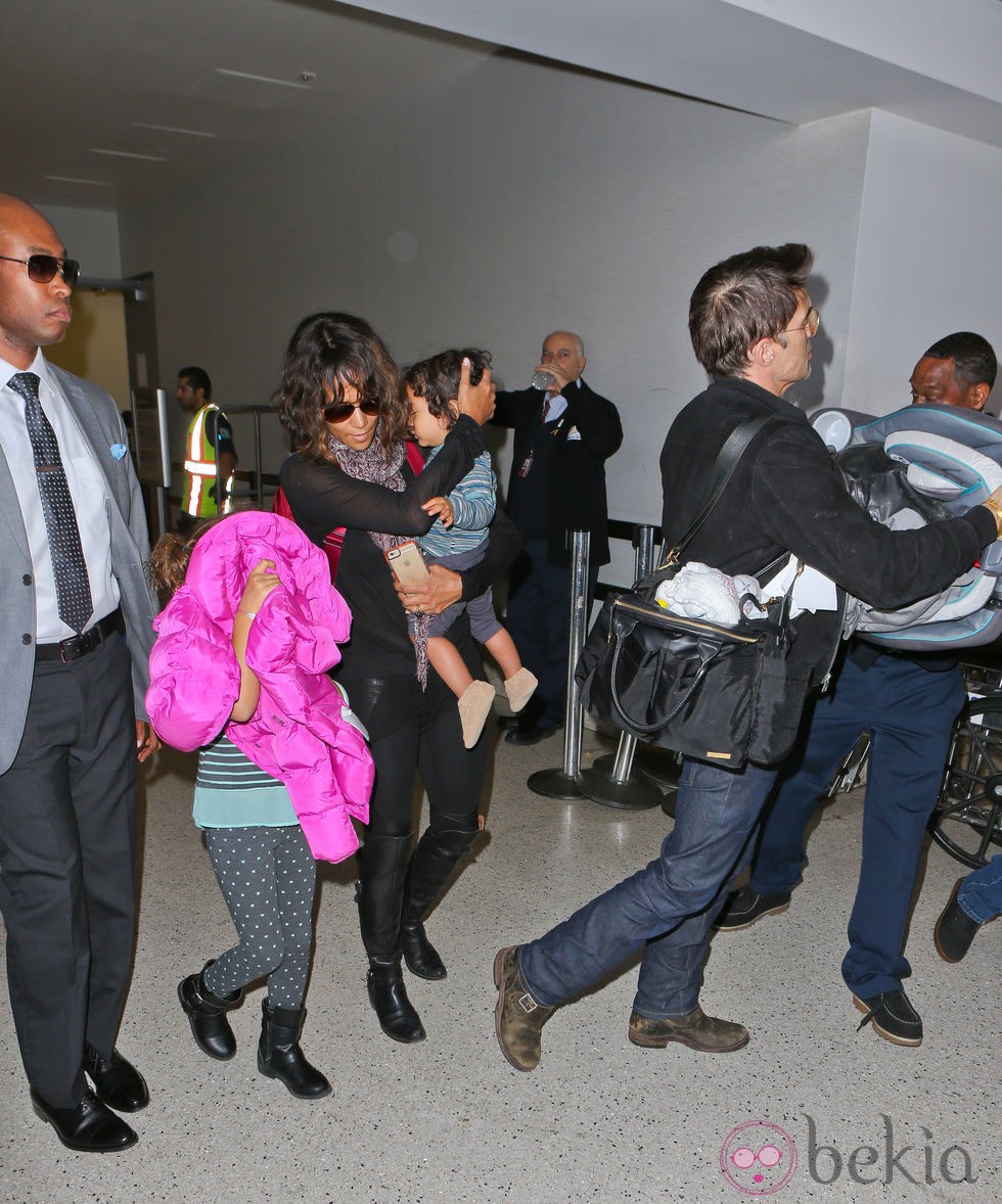 Halle Berry con Olivier Martínez y sus hijos en el aeropuerto de Los Angeles