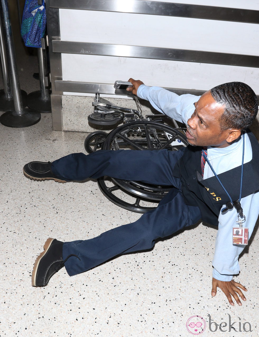 Empleado golpeado por Olivier Martínez con una sillita de bebé en el aeropuerto de Los Angeles