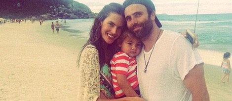 Alessandra Ambrosio y Jamie Mazur con su hijo Noah en una playa de Brasil