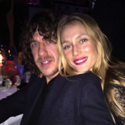 Carles Puyol y Vanesa Lorenzo felicitando el año 2015