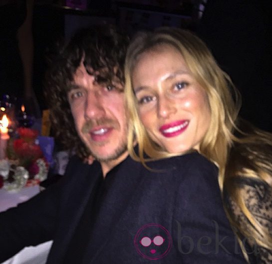 Carles Puyol y Vanesa Lorenzo felicitando el año 2015